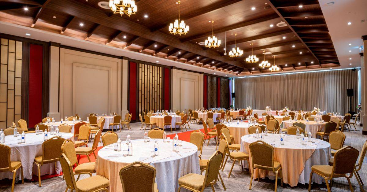 Impreza firmowa – stylizacje, które pasują do okazji. Jak dopasować strój do dress code’u i charakteru wydarzenia?