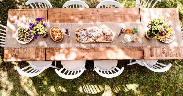 Garden party dla firm: jak zorganizować stylowe przyjęcie na świeżym powietrzu?