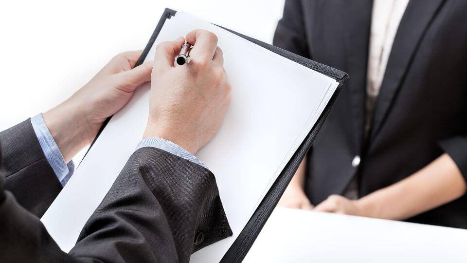 Rozmowa ewaluacyjna – jak prowadzić konstruktywną ocenę pracownika?