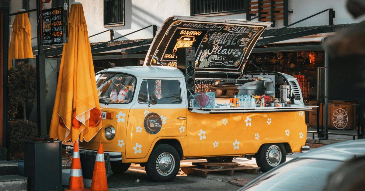 Impreza w stylu lat 50 – jak stworzyć niezapomnianą atmosferę i zachwycić gości? 