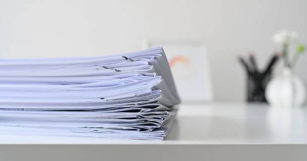 Antydatowanie dokumentów – czy wpisanie wcześniejszej daty to zawsze fałszerstwo?