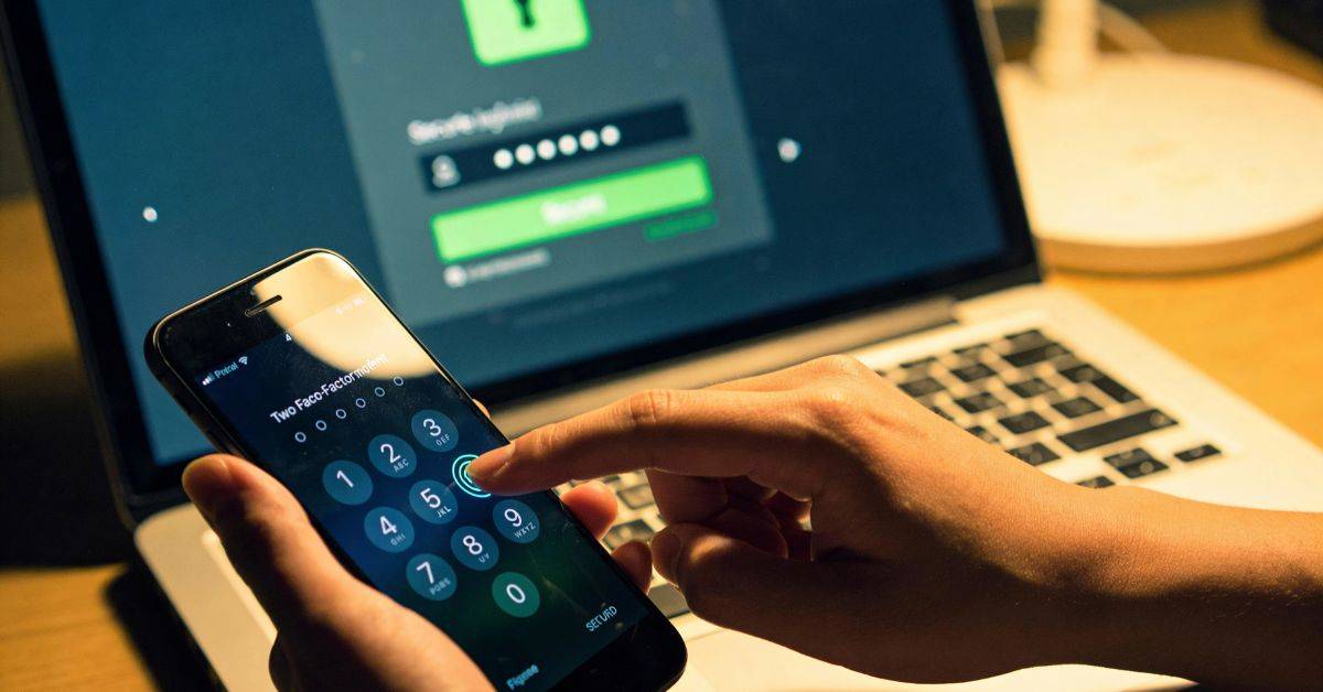Uwierzytelnianie dwuskładnikowe – czym jest, jak działa, jakie korzyści przynosi?