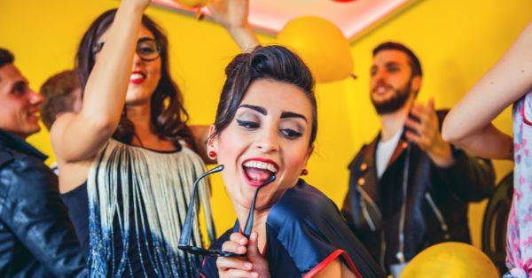 Impreza w stylu lat 50 – jak zorganizować niezapomniane przyjęcie firmowe?