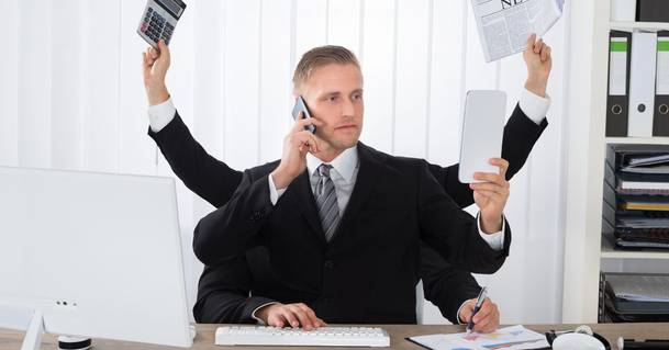Multitasking w pracy – jak wielozadaniowość wpływa na efektywność zespołu?